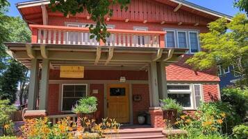 Vista frontal de la propiedad