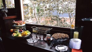 Una mesa con diversos alimentos, bebidas, una cesta y una vela.