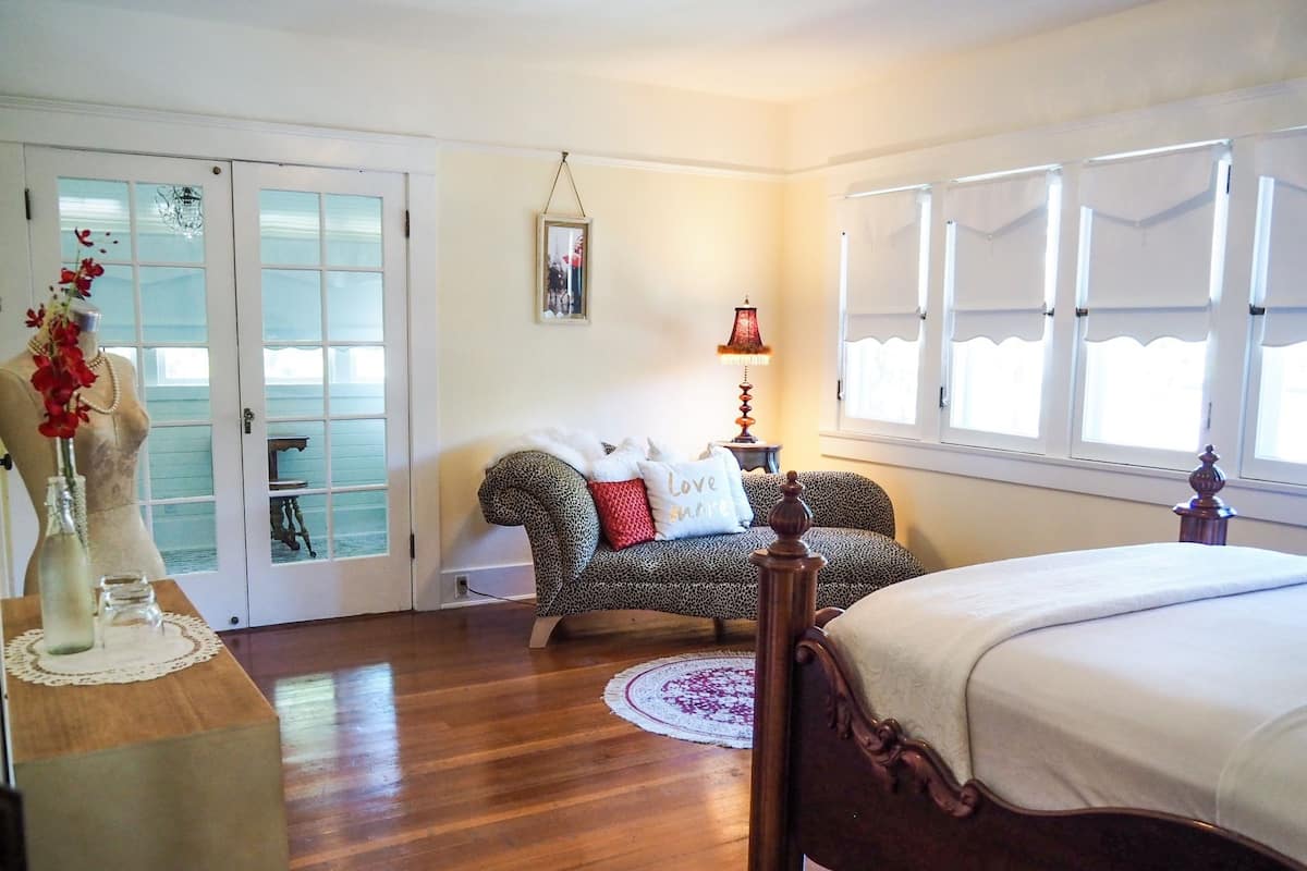 Premium Room, 1 Queen Bed, Non Smoking | Premium bedding, down comforters, pillowtop beds, blackout drapes