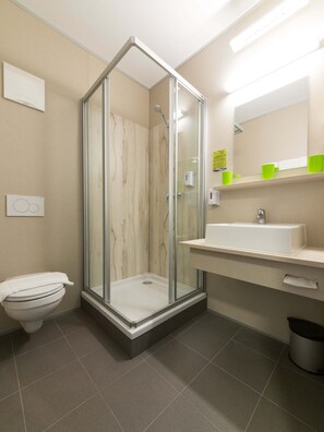 Shower, hair dryer, towels, soap - Smart Motel (Gars am Kamp)