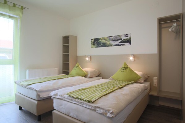 Hypo-allergenic bedding, desk, free WiFi, bed sheets