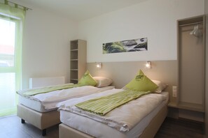 Hypo-allergenic bedding, desk, free WiFi, bed sheets - Smart Motel (Gars am Kamp)