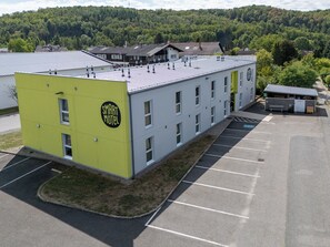 A building with a yellow facade and a sign reading 'SMART MOTEL'. - Smart Motel (Gars am Kamp)