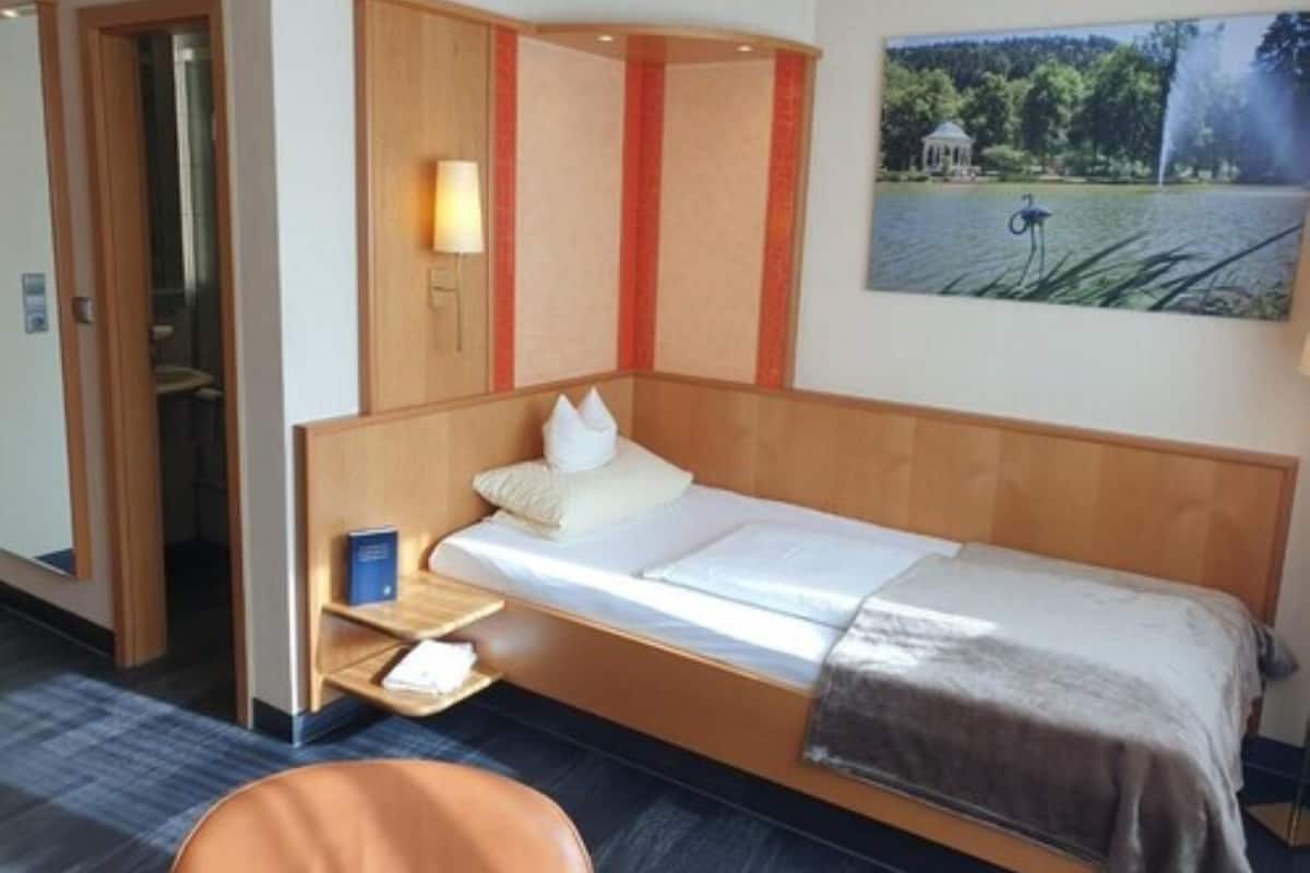 Comfort eenpersoonskamer | Een kluis op de kamer, een bureau, gratis wifi