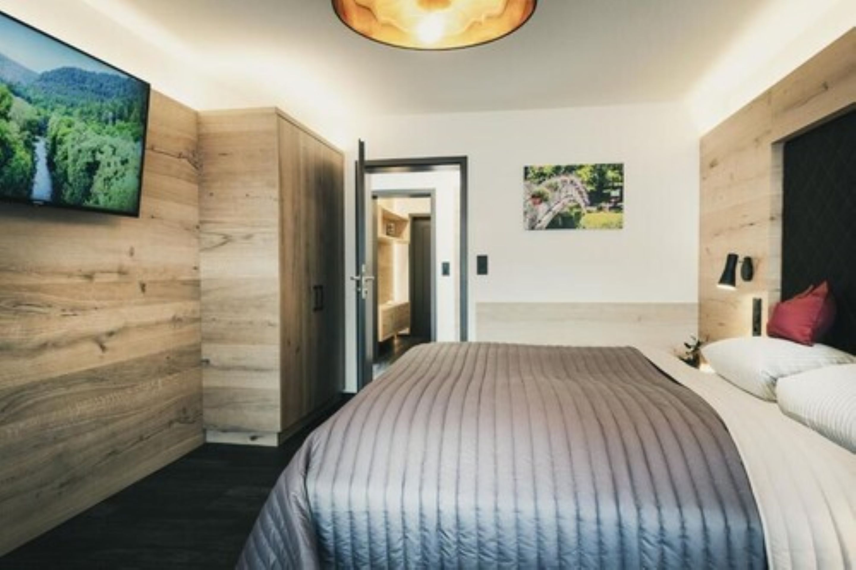 In-room safe, desk, free WiFi