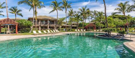 Fairways at Mauna Lani Unit 1405 Garden View 3 Bedroom 2.5 Bath | Área de sala de estar | Televisión de 32 pulgadas con canales por cable