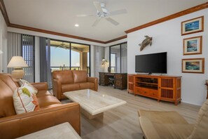 Waikoloa Fairways Unit A207 Golf Ocean View 2 Bedroom 2.5 Bath | Área de estar | TV 32 polegadas com canais a cabo