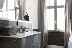 Suite Supérieure, salle de bains attenante, vue jardin | Salle de bain