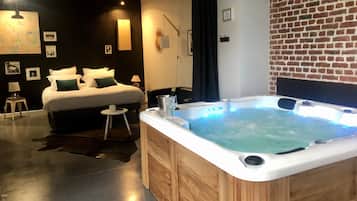 Suite Deluxe, bañera de hidromasaje, vistas al jardín | Spa