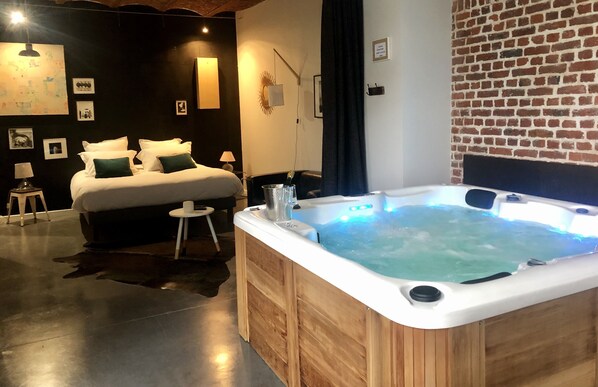 Suite Deluxe, bain à remous, vue jardin | Spa | Bain à remous