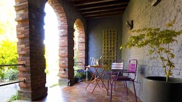 Deluxe suite, bubbelbad, uitzicht op tuin | Uitzicht vanaf balkon