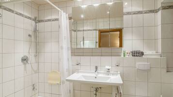 Economy-Doppelzimmer, 1 Doppelbett, Nichtraucher, Gartenblick | Badezimmer | Dusche, kostenlose Toilettenartikel, Haartrockner, BademÀntel
