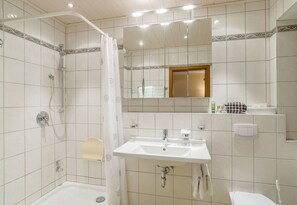 Habitación económica doble, 1 cama doble, no fumadores, vistas al jardín | Baño | Ducha, artículos de higiene personal gratuitos y secador de pelo