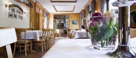 Se sirven comidas, cenas y cocina regional