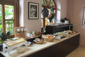 Tägliches Frühstücksbuffet gegen Gebühr