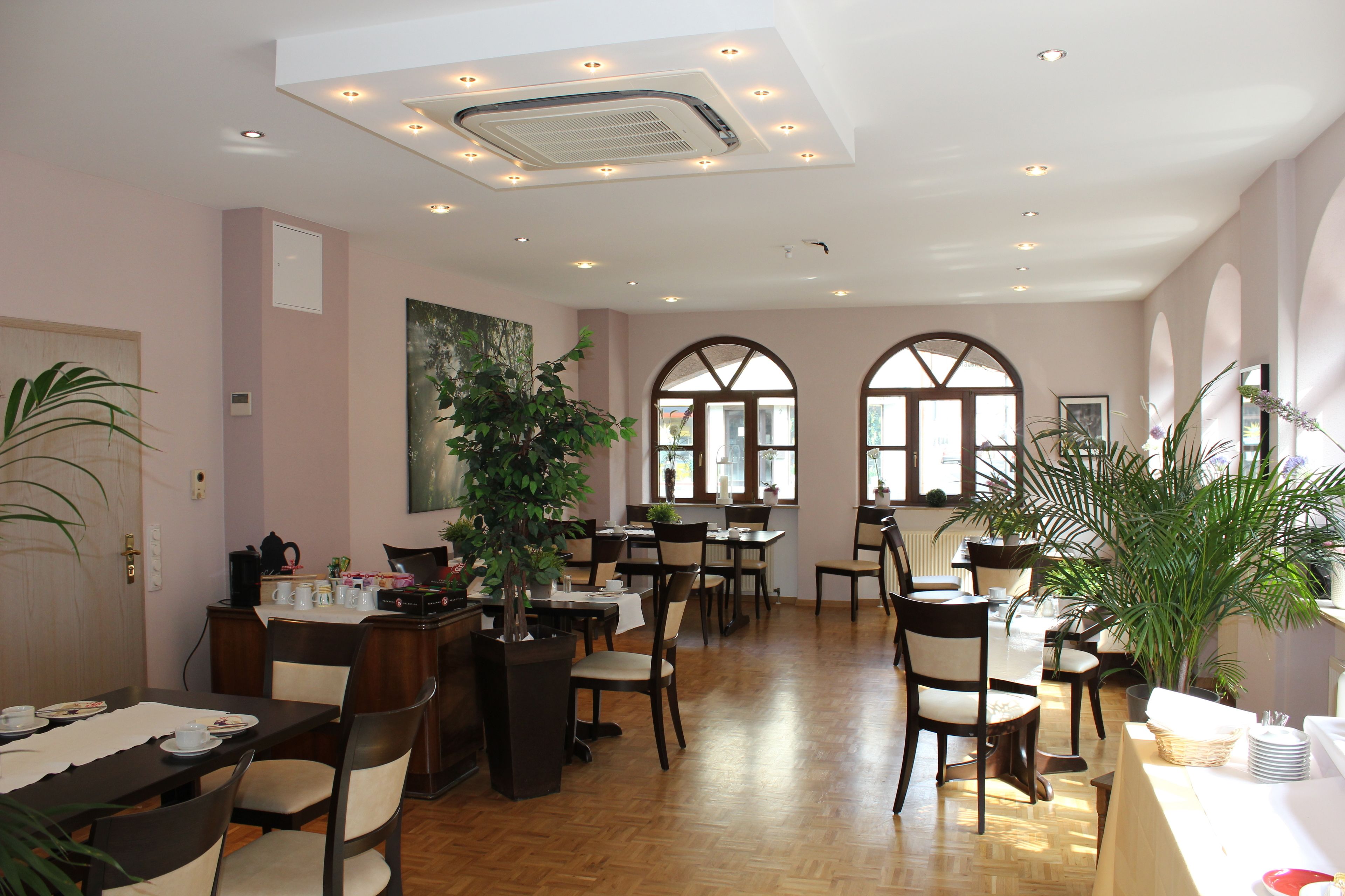 每日供应自助式早餐（每人 EUR 12）