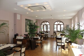 Frukostbuffé varje dag (EUR 12 per person)