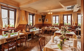 供应晚餐,本地与国际菜,室外就餐