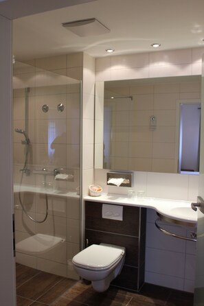 Classic Double Room, Non Smoking, Courtyard Area | Bathroom - Hotel-Gasthof Weißes Roß (Kleinostheim)