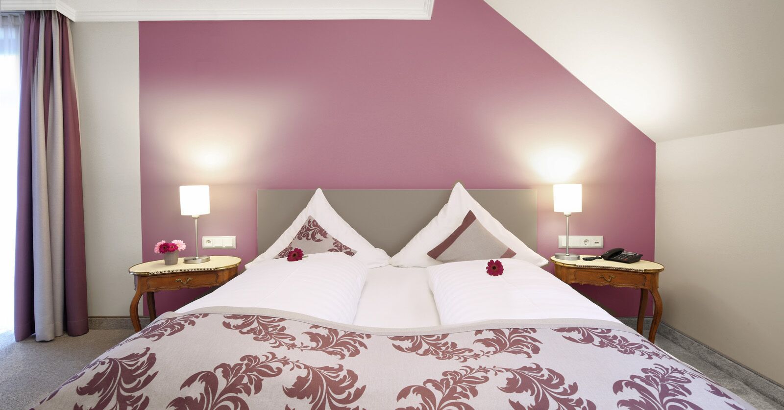 comfort double room (plus) | in-room safe, individually decorated, individually furnished