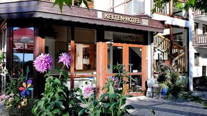 A hotel named 'KELTEN-HOTEL' with a traditional facade, wooden doors, and a balcony. - Kelten-Hotel (Unterbreizbach)