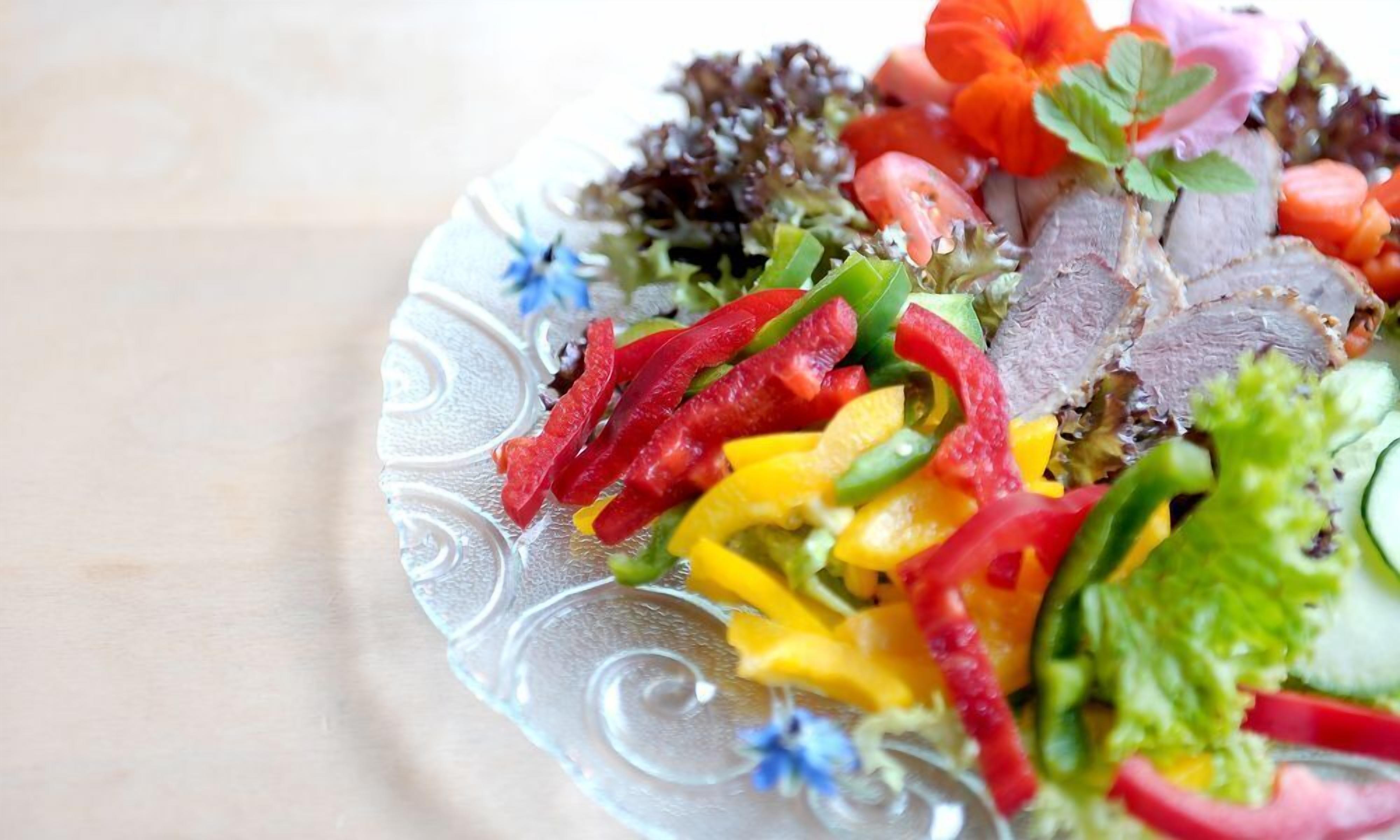 Un plato de verduras y carne de colores.