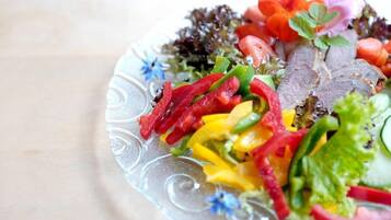 Un plato de verduras y carne de colores.