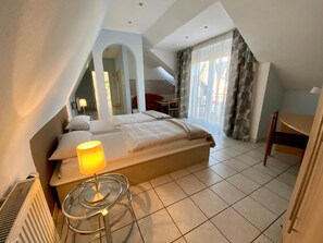 Escritorio, sistema de insonorización, camas supletorias y wifi gratis