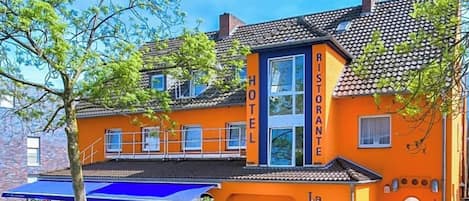 Un hotel con terraza y zona de estar al aire libre.