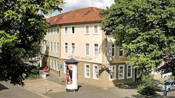 Ein Hotelgebäude mit einem Schild, das 'HOTEL STADT HANOVER' zeigt, und einem Verbotsschild.