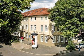 A hotel building with a sign reading 'HOTEL STADT HANOVER' and a no-entry sign visible. - Hotel Stadt Hannover (Goettingen)