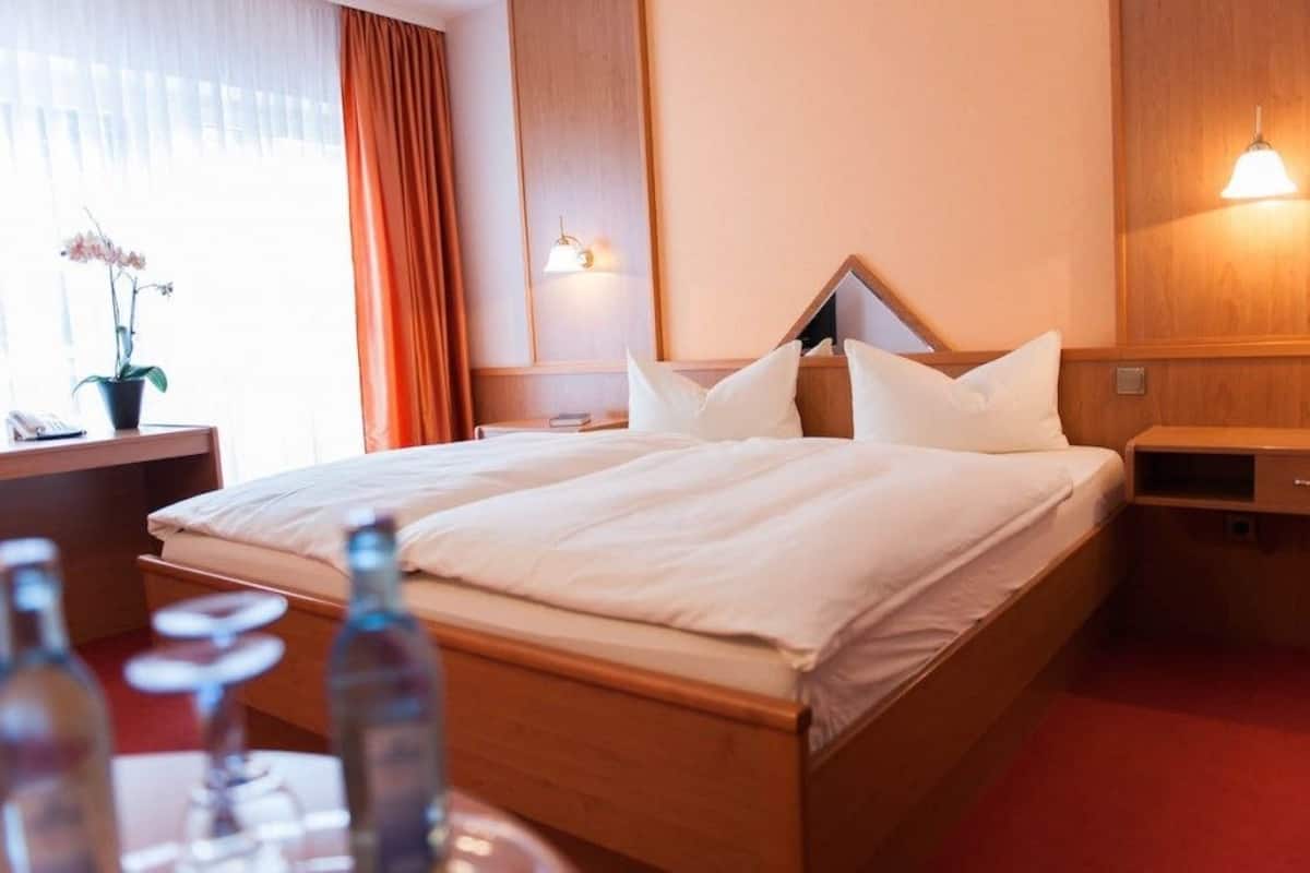 Double Room, 1 King Bed | In-room safe, desk, rollaway beds, free WiFi