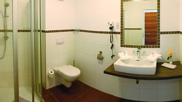 Comfort Double Room, 1 King Bed, Non Smoking, Garden View | Bathroom | Shower