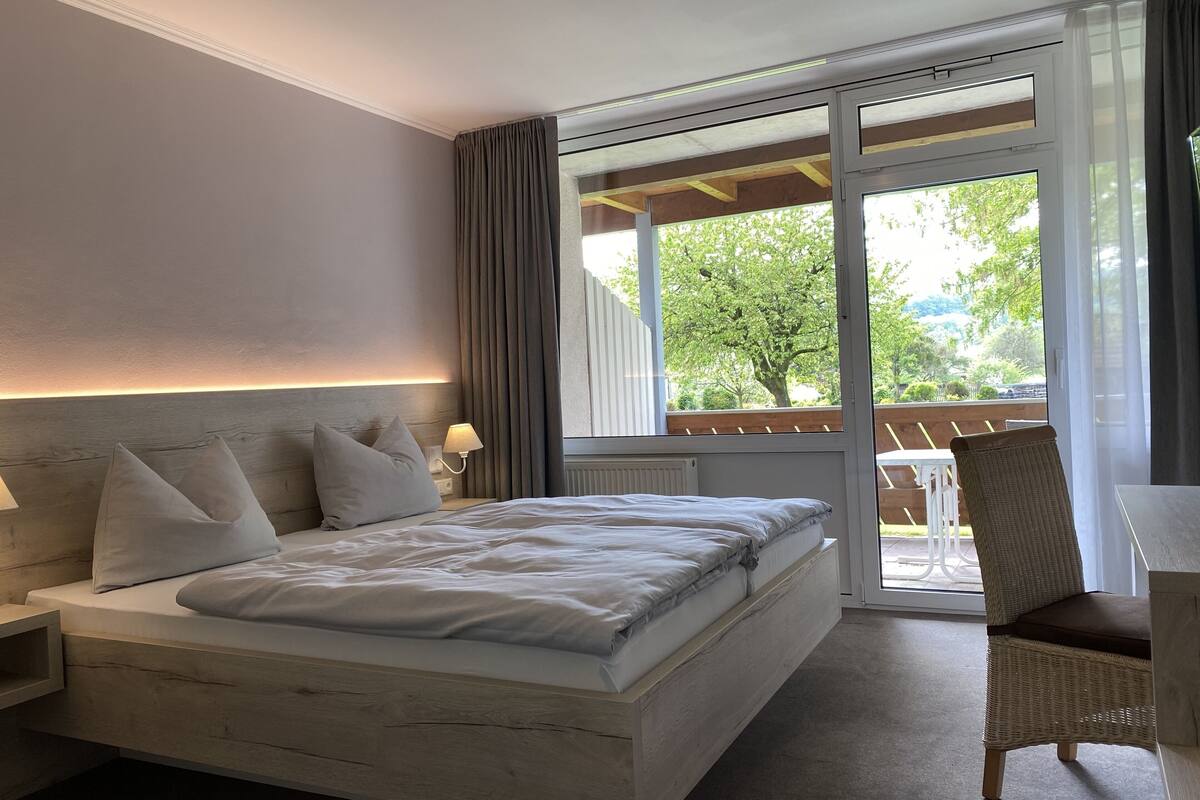 Standard-Doppelzimmer, 1 Queen-Bett | 1 Schlafzimmer, Zimmersafe, Schreibtisch, kostenloses WLAN