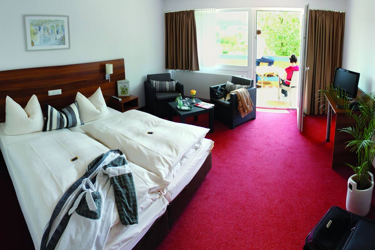 Comfort-Doppelzimmer, 1 King-Bett, Nichtraucher, Gartenblick | 1 Schlafzimmer, Zimmersafe, Schreibtisch, kostenloses WLAN