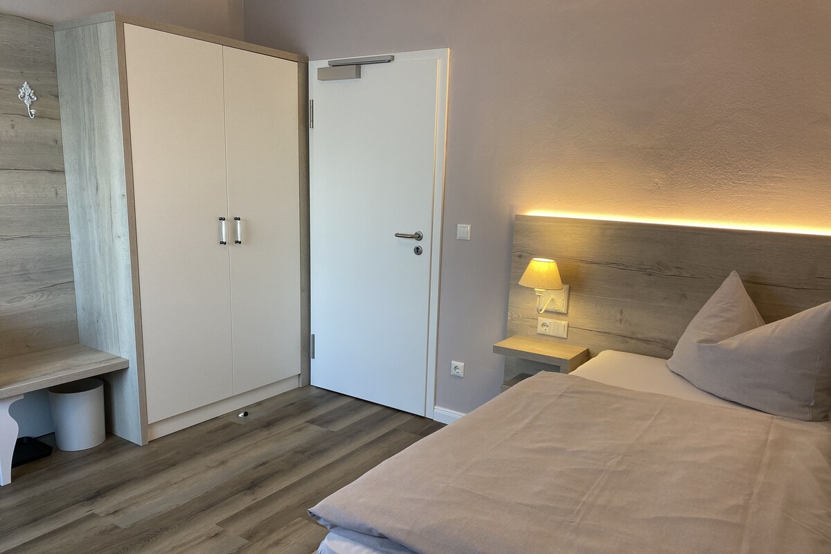 Single Room, 1 Twin Bed | 1 bedroom, in-room safe, desk, WiFi (free)