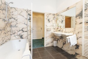 Chambre Double Supérieure, 1 grand lit et 1 canapé-lit, vue cour intérieure, côté cour intérieure | Salle de bain