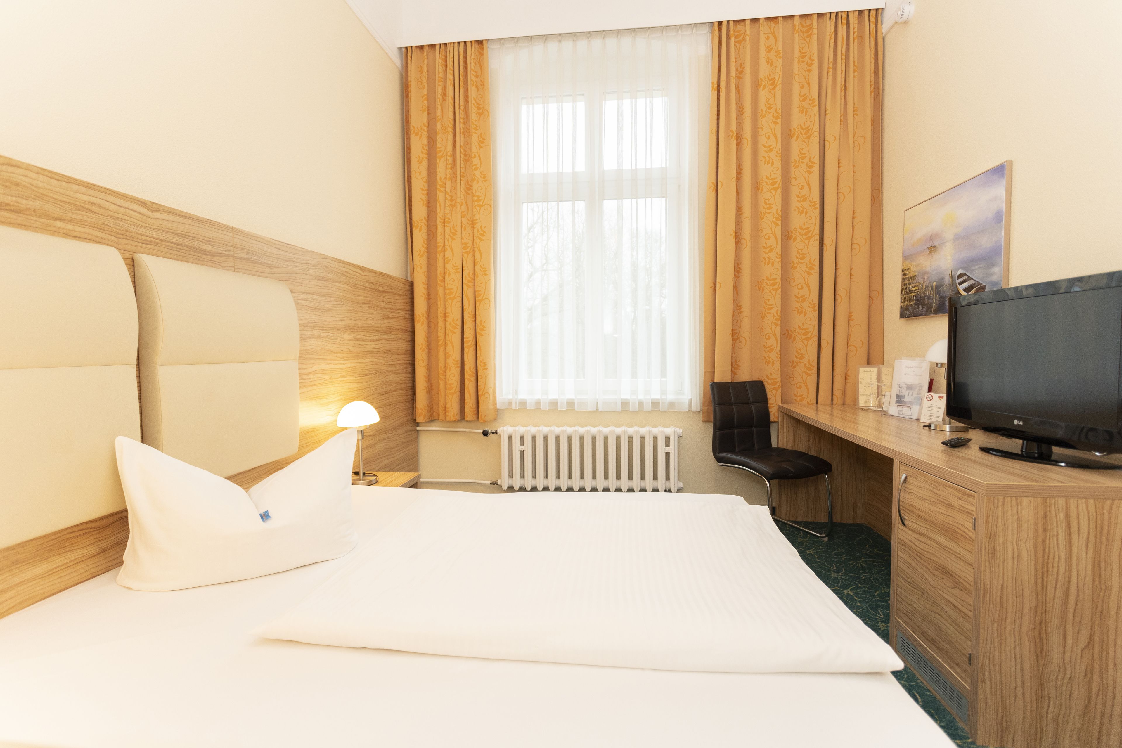 hypo-allergenic bedding, in-room safe, desk, laptop workspace