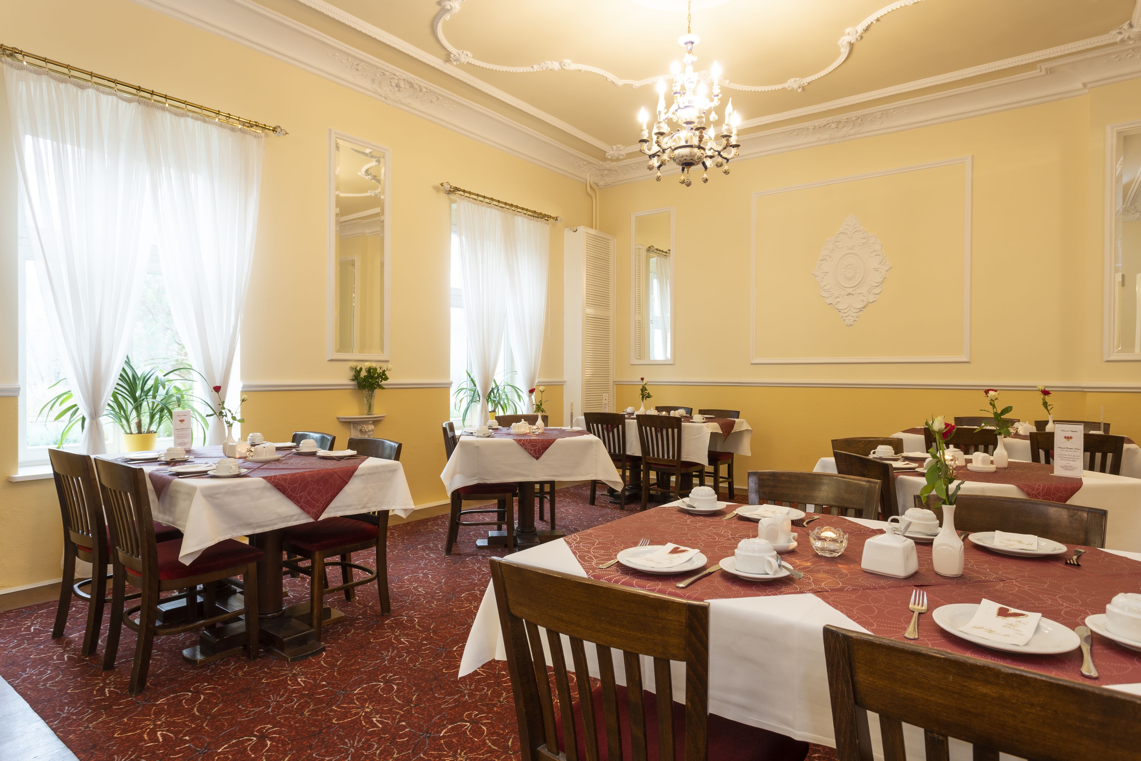 Tägliches Frühstücksbuffet (16 EUR pro Person)