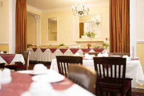 Daily buffet breakfast (EUR 16.5 per person)