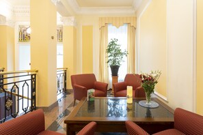 Coin salon dans le hall