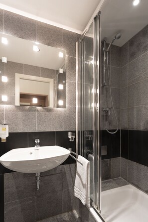 Standard Single Room | Bathroom | Hair dryer, towels, soap, shampoo