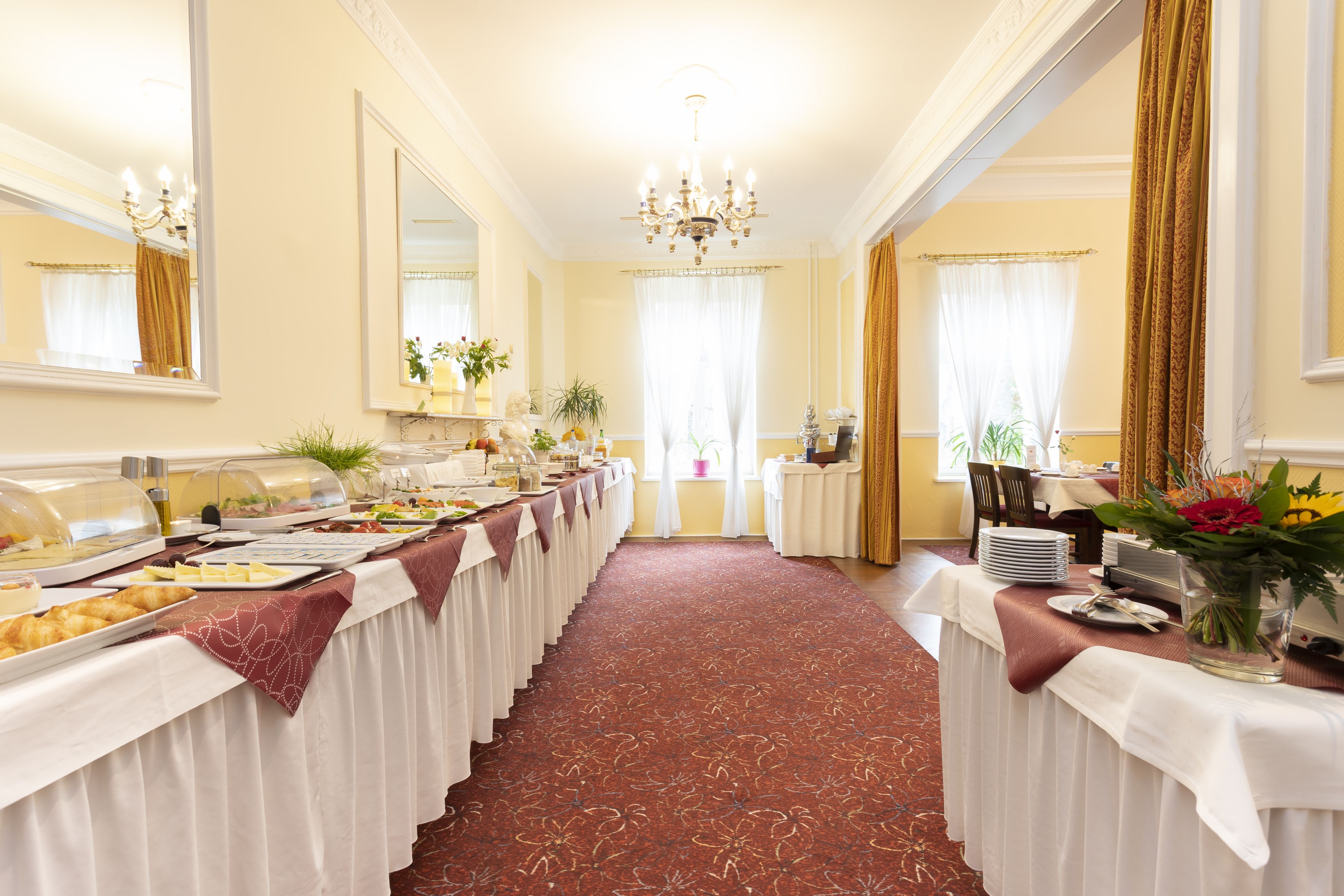 Tägliches Frühstücksbuffet (16 EUR pro Person)