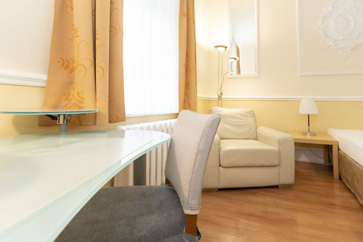 Habitación individual superior, 1 cama de matrimonio, vistas al patio, en la zona del patio | Servicio de la habitación