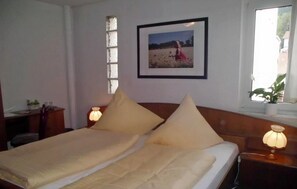 Comfort Double Room | Desk, soundproofing, free cots/infant beds, rollaway beds - Hotel Garni Thüringer KloßTheater (Friedrichroda)