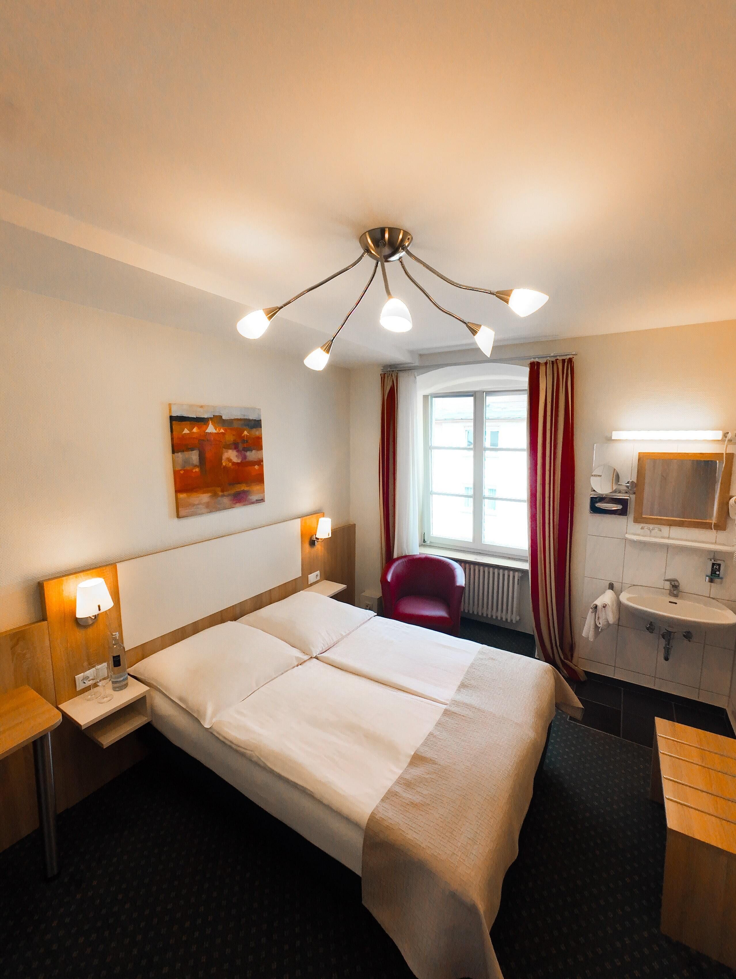 basic double room | minibar, desk, blackout curtains, bed sheets