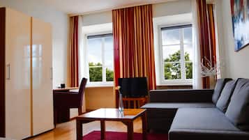 Minibar, escritorio, cortinas blackout y ropa de cama