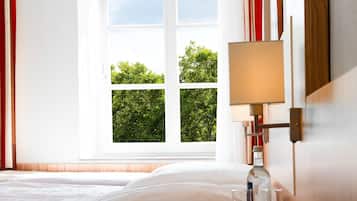 Minibar, escritorio, cortinas blackout y ropa de cama