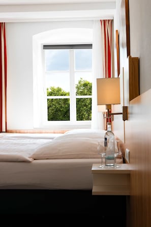 Classic Double Room | Minibar, desk, blackout drapes, bed sheets
