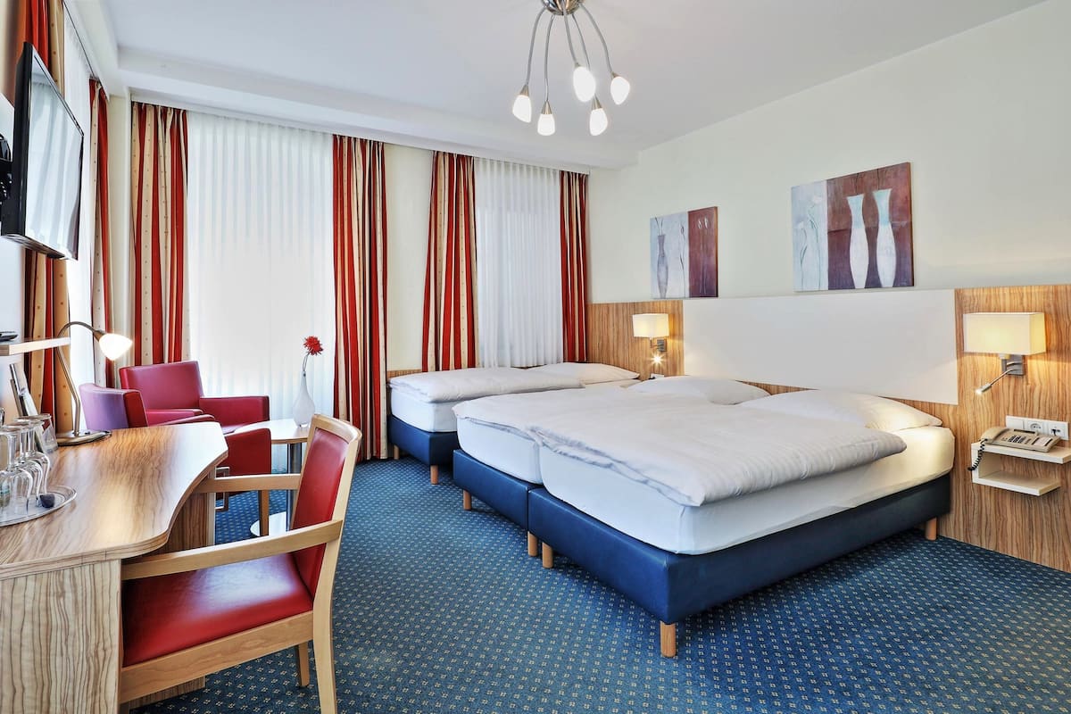 classic triple room | minibar, desk, blackout curtains, bed sheets